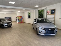 2020年7月、シエナのスズキ販売店で撮影。併売する三菱車はあるものの、「ジムニー」の姿はない。