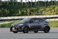 サーキット走行を意識して開発された「GRMNヤリス」の性能は、実際にサーキットのような特別な環境以外で使い切れるものではない。それでもその“本物感”は、クルマ好きに深い満足を与えてくれる。