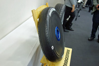 ブリヂストンが供給する「エコピアwithオロジック」。低燃費性能の向上を追求したトレッドデザインだが、ウエット路面もタイヤ交換することなく走れるという。