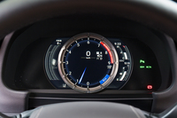 「レクサスLFA」の意匠と機構を受け継ぐ可動式メーターは「LC」専用のぜいたくな逸品。ステアリングスイッチを押すと……