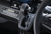 シフトセレクターは革巻きだが、革が使われているのは手のひらが当たる左半分だけ。右半分は樹脂というところがスズキらしい。