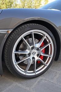 「タルガ4S」のタイヤサイズはフロントが245/35ZR20で、リアが305/30ZR20。