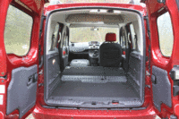 後席は6：4の分割可倒式。助手席の背もたれを倒せば、長い荷物も積載することができる。