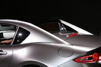 スタイリング上の特徴となっているCピラーまわりの意匠。リアへ向けてゆるやかに傾斜しているのはピラーのみで、リアウィンドウは垂直に近い角度で備え付けられている。