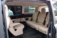 2列目と3列目のシートは脱着可能。写真のように、向かい合わせにもできる。