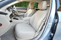 「S400ハイブリッド エクスクルーシブ」のシートには、より上質なナッパレザーが用いられる。試乗車の内装色はシルクベージュ／エスプレッソブラウン。
    