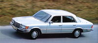 1975年に初代「Sクラス」（W116）に追加された「450SEL 6.9」は、450SELのボディーに「600」用を拡大した6.9リッターV8 SOHCを積んだ、「300SEL 6.3」の後継モデル。ボディーが大きく重くなったため、0-100km/h加速は7.4秒と300SEL 6.3より遅くなった。
    
