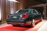 ホイールベースは「メルセデス・ベンツSクラス」のロングより20cm長い3365mm。ボディーサイズは全長5460×全幅1900×全高1495mm。