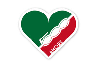 「Amoreバッジ」。Bピラーに添えられる。