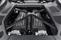 車名“LP”（Longitudinale Posteriore＝後方縦置き）の由来でもある、キャビンの後ろに縦置きされる5リッターV10。それを覆うように、CFRP（炭素繊維強化プラスチック）製の補強材が取り付けられる。
    