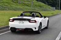 サスペンションは「ロードスター」と同様に前がダブルウイッシュボーン、後ろがマルチリンク。ビルシュタインのモノチューブ・ショックアブソーバーを標準で備える。