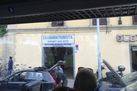 フィレンツェにて。路線バスの車窓から見た“キャブレター屋さん”の店頭。
