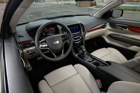 アメリカの先進的なIT文化をベースに生み出されたというキャデラック独自のインフォテインメントシステム「CUE」が特徴的な「ATSクーペ」のインテリア。