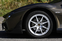 ホイールのセンターキャップにも「兜」の文字が。