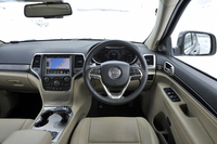 インテリア。ブラックとライトフォレストベージュのツートンカラーは「リミテッド」独自のもの。他グレードはブラック一色に限られる。
    