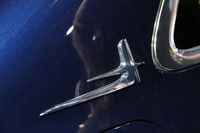 ロングホイールベース仕様のメルセデスのCピラーに装着されるバッジ。