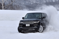 スタビリティーコントロールをオフにして、510psの5リッターV8スーパーチャージドユニットをうたわせれば、こんな姿勢も思いのまま。
    