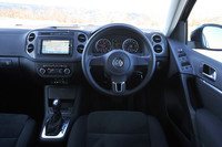 ブラックを基調としたインテリア。レザーのステアリングホイールが標準で装備される。