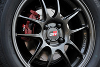 アルミホイールはENKEIの「PF01」。ブレーキは、パッド、ローターともに専用品となる。