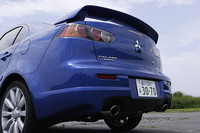 リアバンパーの意匠もランエボと異なる。リアスポイラーはオプション扱い。