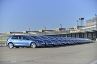 ドイツ・ベルリンのテンペルホフ国際空港跡地で開催された電気自動車（EV）イベント「e-モビリティー・ウィークス」では、「e-ゴルフ」などのジャーナリスト向け国際試乗会のほか、EV関連の展示やエレクトリックミュージックの“クラブナイト”なども行われた。