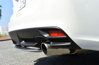 STIロゴ入りの大型デュアルマフラーカッター。スポーティーなモデルとしての、個性を主張する。