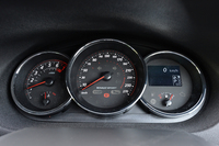 3連リングの計器盤。ここでも赤がアクセントとして使われる。