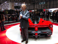 「ラ・フェラーリ」の前で「MP-05 Ferrari」を見せるモンテゼーモロ会長。3月のジュネーブショーで。