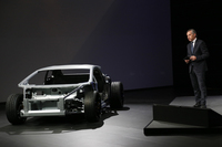 「ウラカン」のボディーサイズは全長4459×全幅1924×全高1165mm、ホイールベースは2620mm。車体の乾燥重量は1422kgで、前後の重量配分は42：58と発表されている。動力性能は0-100km/h加速が3.2秒で、最高速が325km/h。