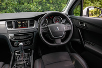 インパネのデザインは、7インチのタッチスクリーンを中央に置いたオーソドックスなもの。