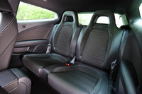 アクセスする際に腰を折り曲げることさえいとわなければ、後席の居心地は上々。大人が長距離移動することにも充分に耐える。
