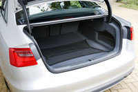 荷室容量は通常「S6」（写真）で530リッター、「S8」は510リッターを確保。両車にはキーを携帯していればリアバンパー下に足をかざすだけで、トランクを開けることができる「オートマチックトランクリッド」が標準装備される。