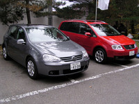 コンパクトカー（というほど小さくないが）の定番、「フォルクスワーゲン・ゴルフ」（左）と、ミニバン「ゴルフトゥーラン」。