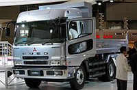 
	平成17年（新長期）排出ガス規制対応エンジンを搭載した大型トラック「スーパーグレート・ハイルーフダンプ」。
	 