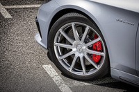 タイヤサイズは、フロントは255/45ZR19、リアは285/40ZR19が標準だが、テスト車はオプションの20インチのホイールとタイヤを履いていた。