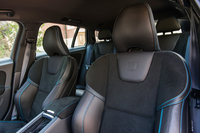 スポーツシートの表皮も本革とヌバックのコンビネーションとなる。