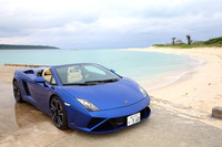 ランボルギーニデザインの象徴となっている三角形と台形のモチーフがあしらわれた最新の「ガヤルドLP560-4スパイダー」。「アポロ・ポリッシュド」と呼ばれる新しい19インチアルミホールが足もとを引き締める。