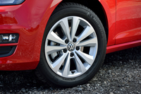 「TSIコンフォートライン」のアルミホイールは16インチ。他サイズは、オプションでも設定されない。