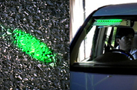 
	路面に照射されたレーザー光線（左）と、前席ルーフ部に装備されるレーザー光線発射装置（右）。
	 