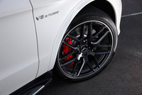 「GLE63 S」のタイヤサイズは295/35R21。ホイールのスポークの隙間から、赤いブレーキキャリパーとドリルドベンチレーテッドディスクがのぞく。