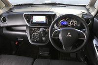 「カスタムT e-Assist」のインストゥルメントパネルまわり。