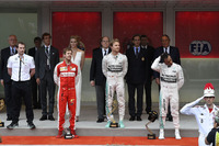 メルセデスのニコ・ロズベルグ（表彰台中央）がモナコGPで3年連続の勝利。今年で73回目となる伝統のレースで3連勝（以上）を飾ったのは、グラハム・ヒル、アラン・プロスト、アイルトン・セナとロズベルグしかいない。2位はフェラーリのセバスチャン・ベッテル（同左）。レース終盤までトップを独走するもチームのミスにより優勝を逃したルイス・ハミルトン（同右）は、ぼうぜん自失の表情で3位の場所に立った。（Photo=Ferrari）
    