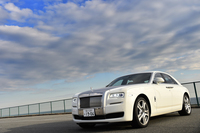 2009年に登場した4ドアセダンの「ゴースト」。2014年にマイナーチェンジが行われ「シリーズII」となった。
    