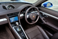 「カレラ4」の室内。試乗車にはシートとインテリアがともにナチュラルレザー張りとなるオプションが選択されていた。