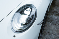 「911ターボS」のヘッドランプは、フルLEDタイプ。4灯式のウエルカムホームランプも内蔵する。