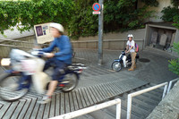 上りきった先が階段になっている別所坂。ちゅうちょしている私の脇を、新聞配達の「プレスカブ」が駆け抜ける。