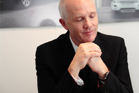 「新型レンジローバー スポーツでは“スポーティング・ラグジュアリー”を演出しています」とサディントン氏。