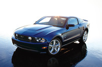 「フォード・マスタング V8」
1964年に発売されると大ヒットし、ポニーカーのジャンルを確立した。『ブリット』でのカーチェイスは、映画史に残る名場面だ。現行モデルは初代のモチーフを受け継いだデザインで、日本でも販売されている。