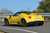 コーナーを駆け抜ける「4Cスパイダー」。足まわりは、フロントがダブルウィッシュボーン式で、リアがストラット式。