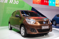 5万元（約82万円）を切る低価格を実現したヴェヌーシアの新型コンパクトカー「R30」。「日産マーチ」をベースにしている。